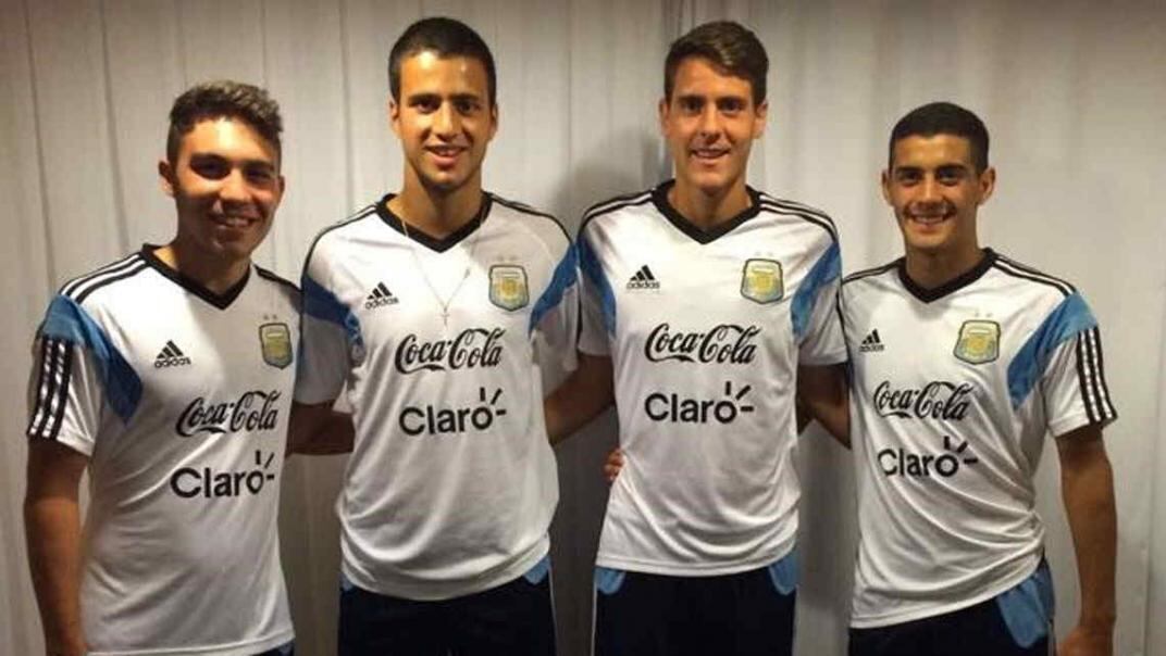 Cordobeses albicelestes. Valentín Fauro, Federico Bonansea, Julián Chicco y Germán Berterame, durante un momento de la concentración argentina en Paraguay.