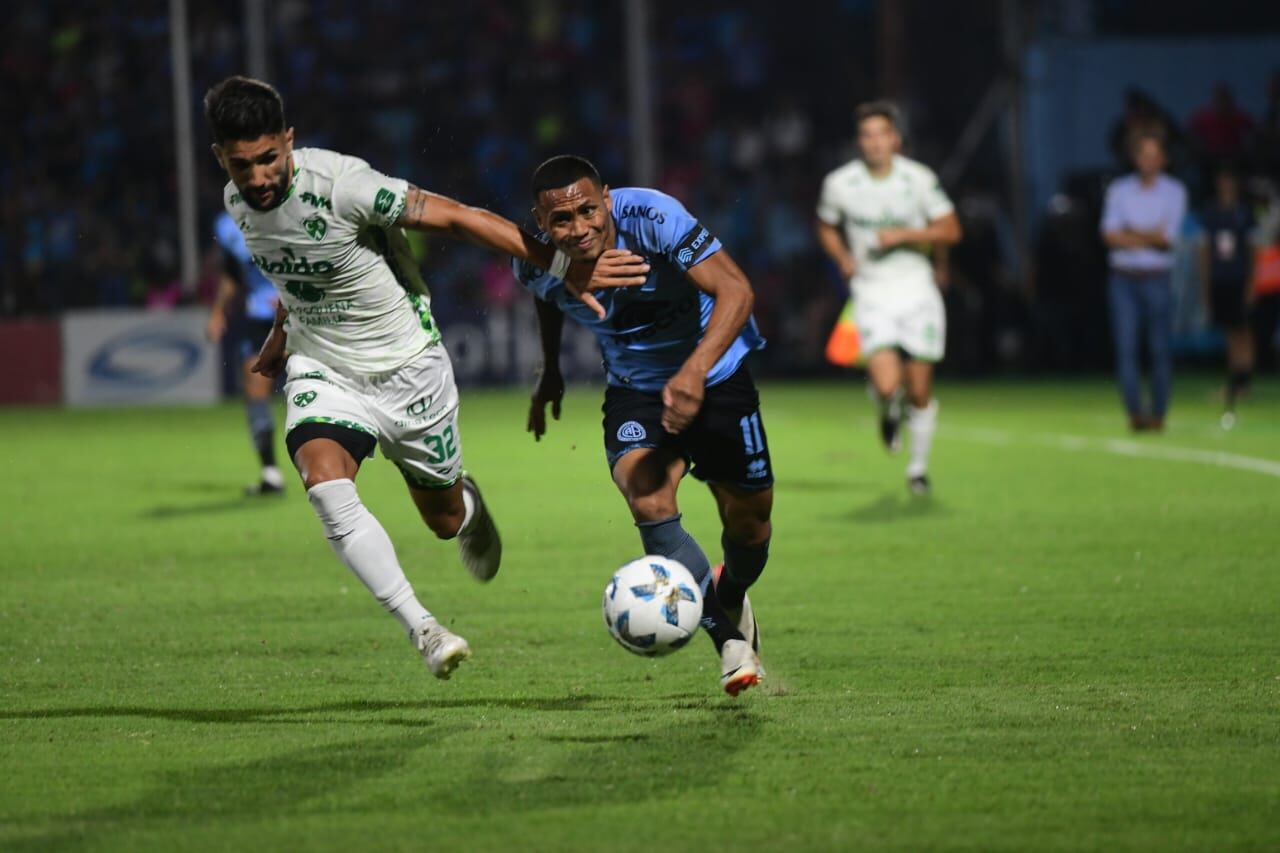 Bryan Reyna festeja su gol en Belgrano ante Sarmiento, para el 3-1 parcial del partido que se jugó en el Gigante de Alberdi por la sexta fecha de la Copa de la Liga Profesional. (Javier Ferreyra / La Voz)