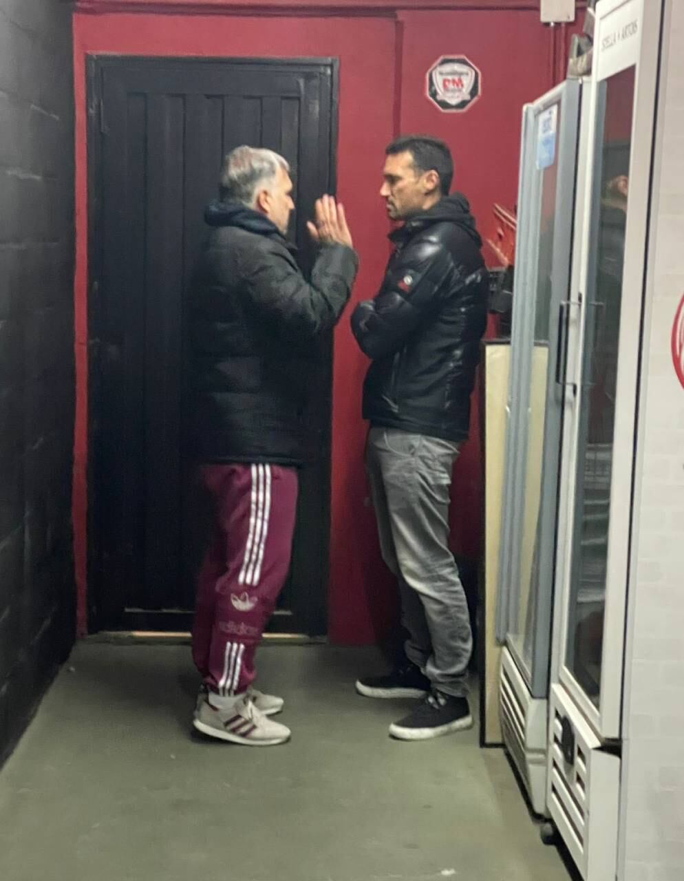 Los exfutbolistas rojinegros conversaron en uno de los pasillos del estadio.