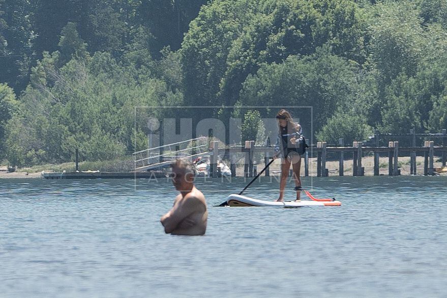 Antonia Macri practicando paddle - surf en compañía de sus papá.