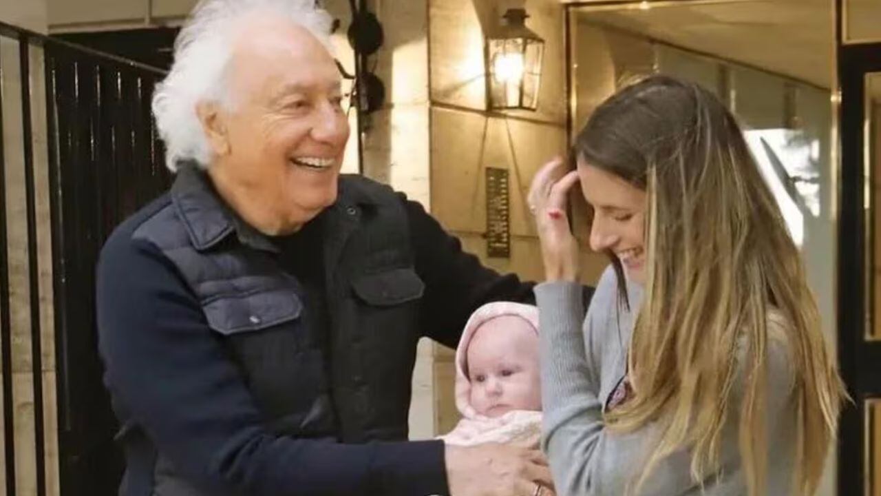 Guillermo Coppola con su hija Bárbara y nieta.