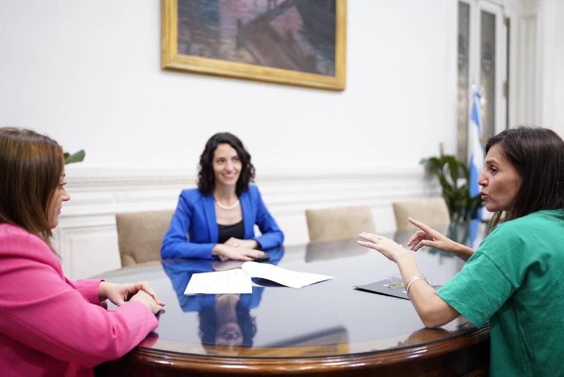 Fernanda Raverta, titular de la ANSES, junto a la presidenta de la Cámara de Diputados, Cecilia Moreu, y la diputada Paula Penacca (Foto: HCDN)