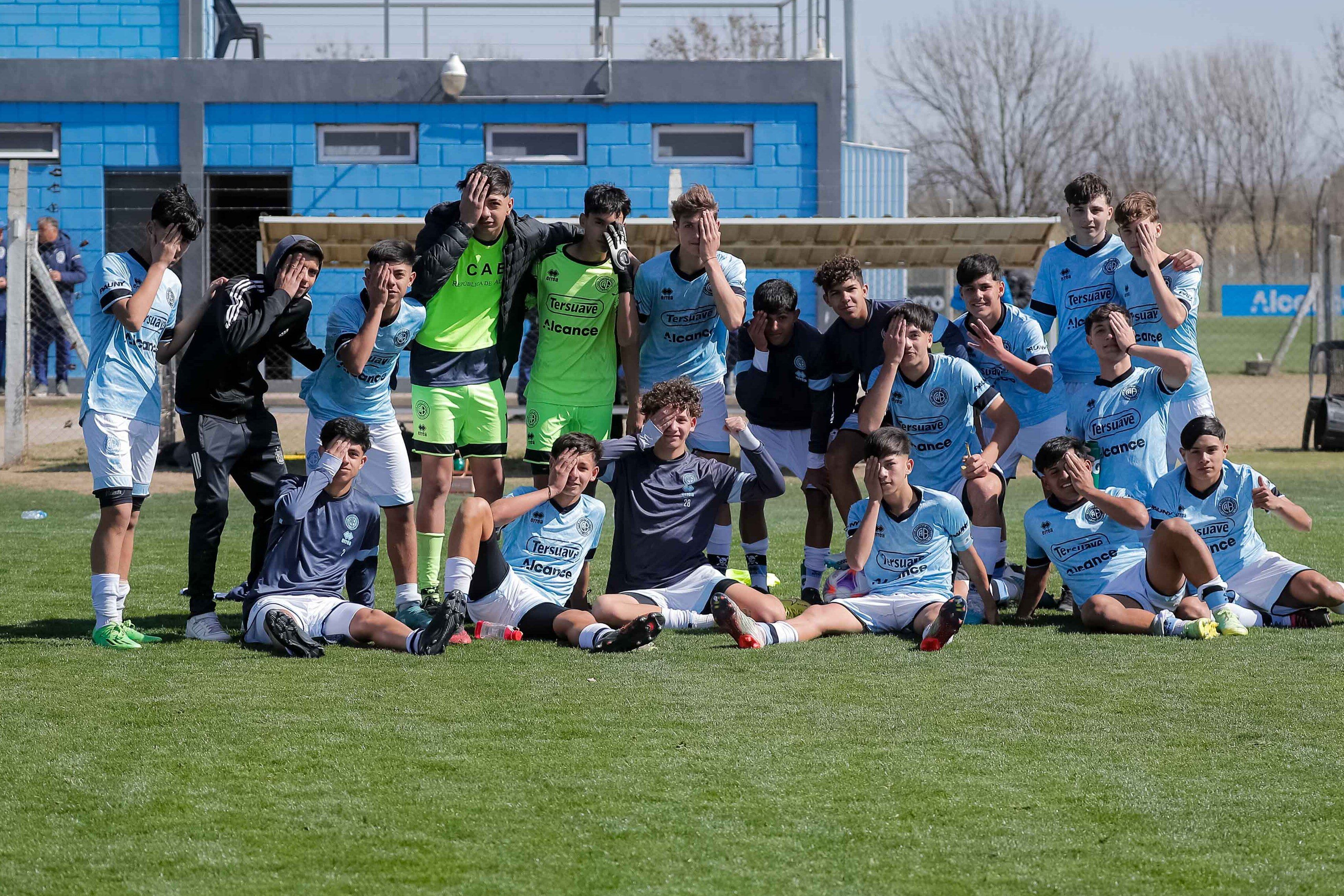 La octava división de Belgrano festeja su triunfo 4 a 0 ante Gimnasia La Plata (Prensa Belgrano)