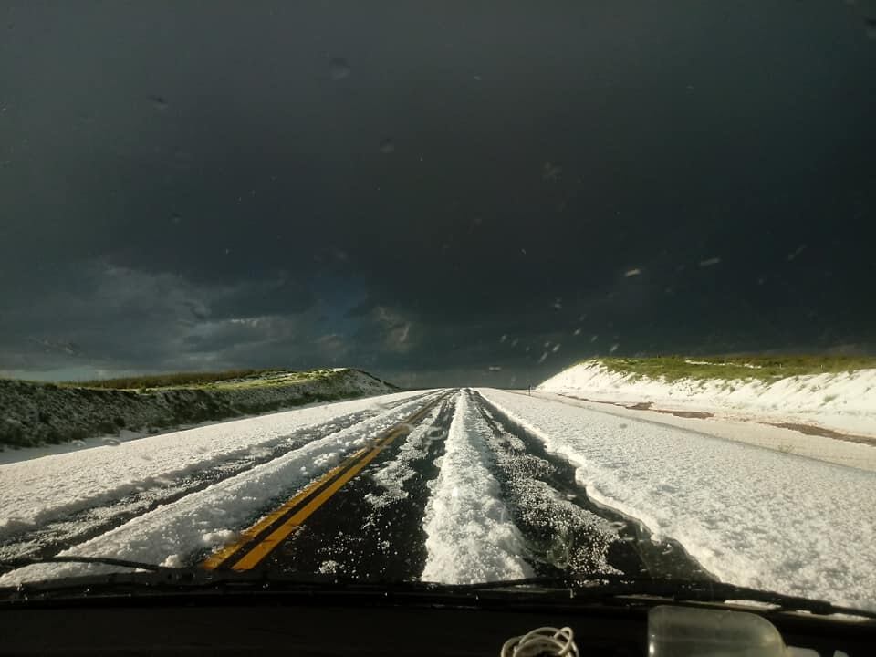 La ruta 40 y sus alrededores sepulados por la piedra y el granizo. 