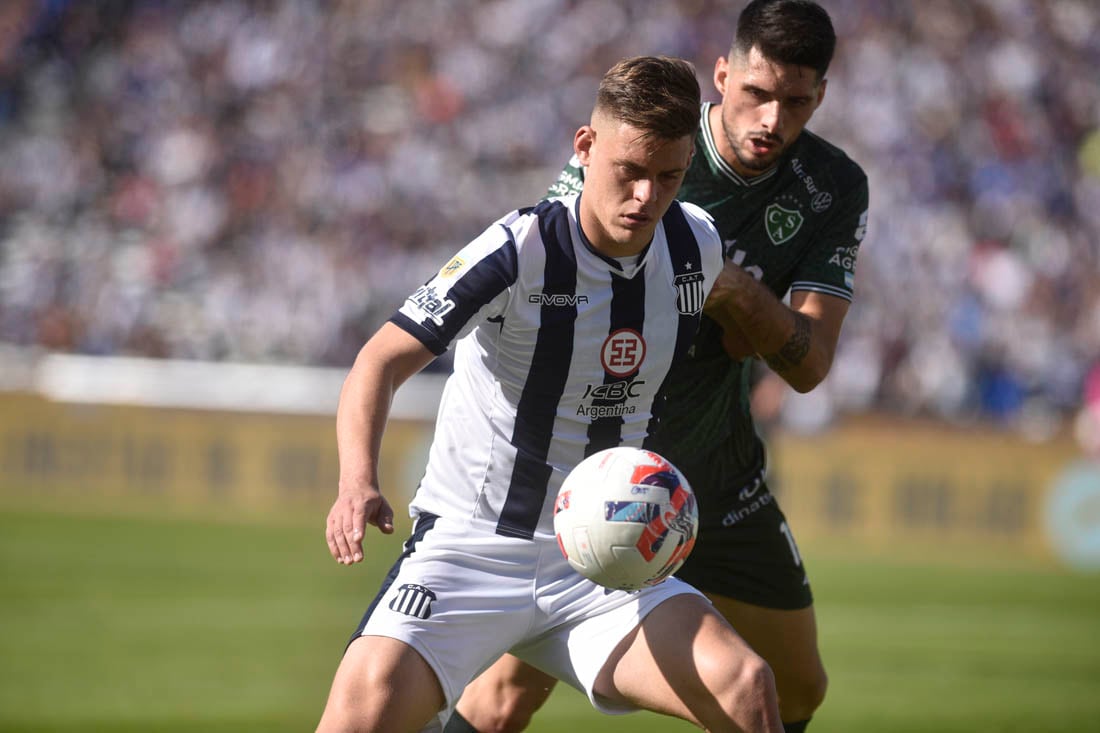 Festejo de Girotti Talleres le ganó a Sarmiento por 2 a 0 en el Estadio Kempes . ( Ramiro Pereyra / La Voz)