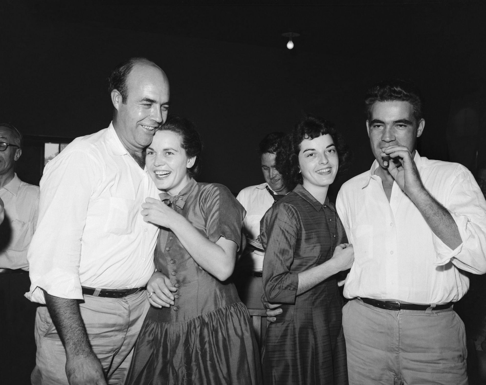 Roy Bryant y John William Milam junto a sus esposas celebrando la absolución por el crimen de Emmett Till