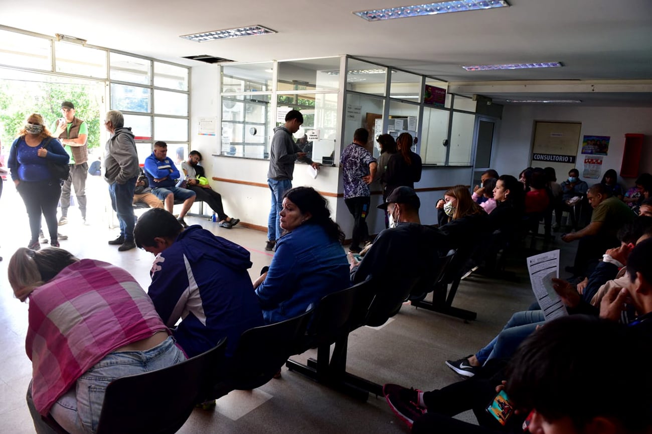 Gran cantidad de pacientes en la guardia del Hospital Rawson. 