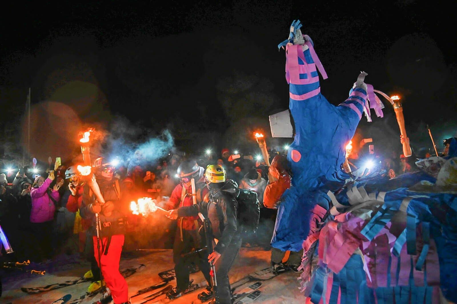 Gran participación de la tradicional Bajada con Antorchas del Glaciar Martial