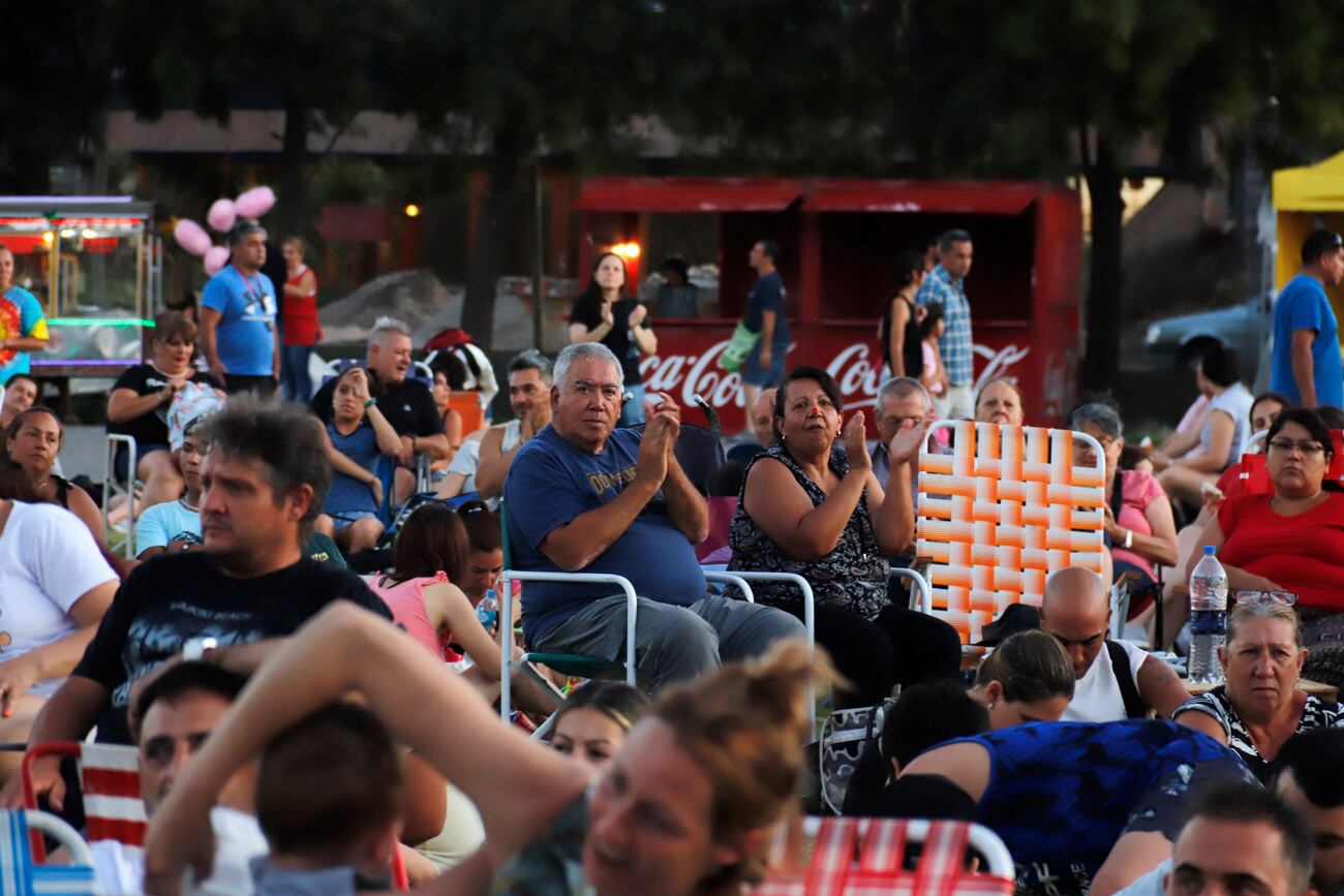 Apertura de la temporada turística en Villa Carlos Paz, con la presencia de Los Caligaris, Valentina Olguin, Los Zarza, y artistas locales. (La Voz)
