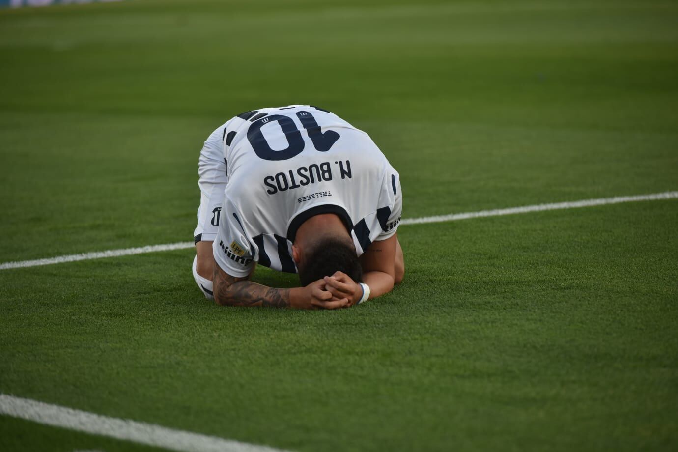 El festejo de Nahuel Bustos en el 1-0 de Talleres a Arsenal. El delantero se tapó loa cara. (Facundo Luque / La Voz)