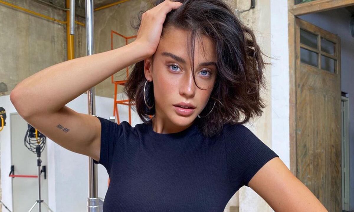 Con un fondo paradisíaco, María Pedraza se lució con una microbikini bicolor y causó sensación en Instagram
