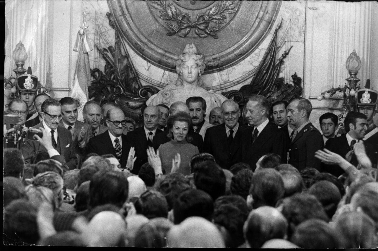 Isabel Perón en el centro de las miradas en Casa Rosada.