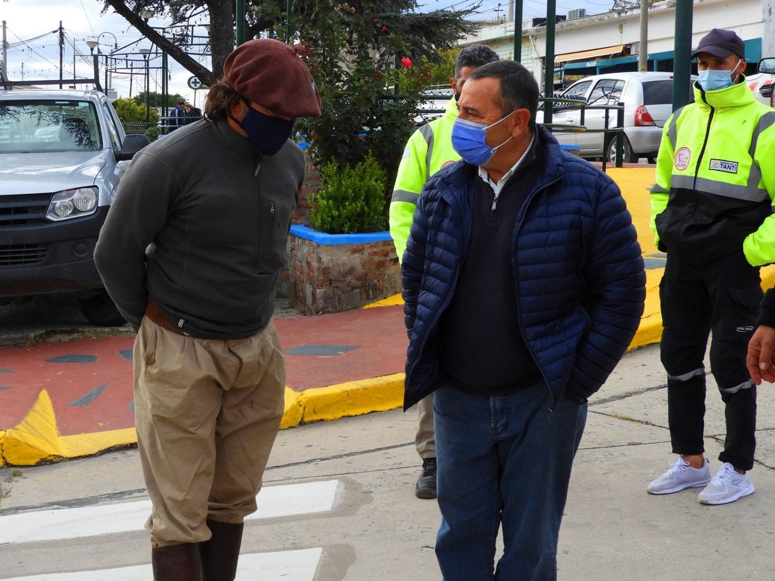 Marcos Villamil junto al intendente de Tanti, Luis Azar.