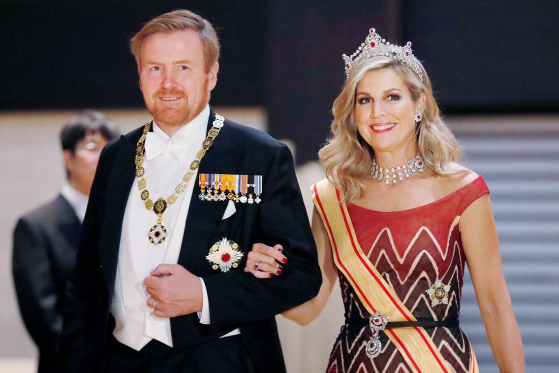 Máxima y Guillermo durante la ceremonia imperial de Naruhito en Japón. (AP)