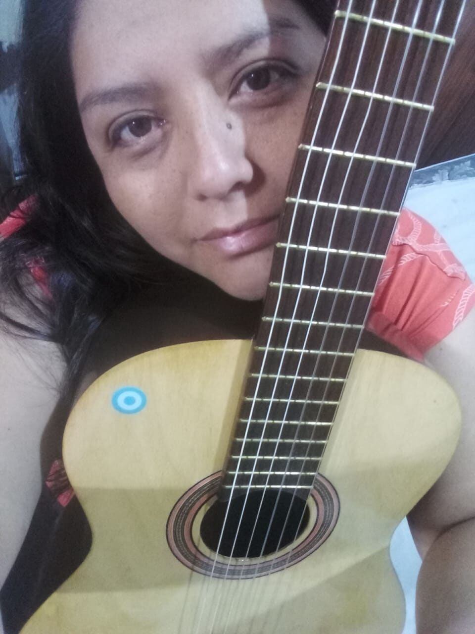 Gladys con su guitarra, un regalo que le hizo su padre quien falleció hace 24 años.