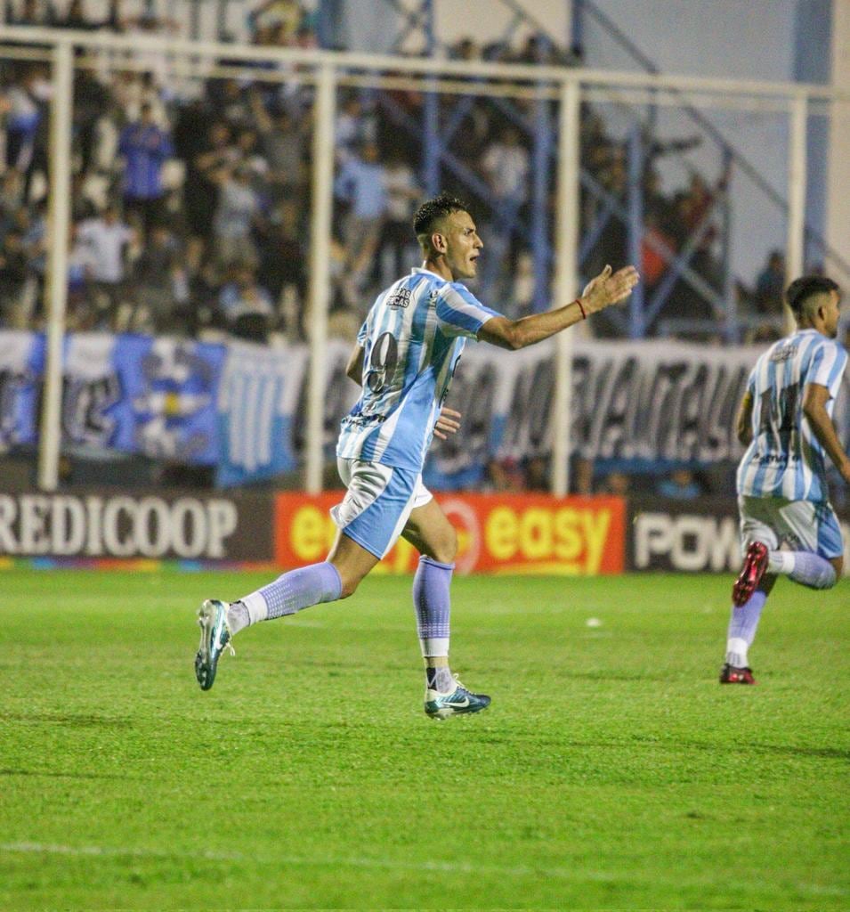 Volvió a festejar Bruno Nasta, y Racing sigue en carrera.