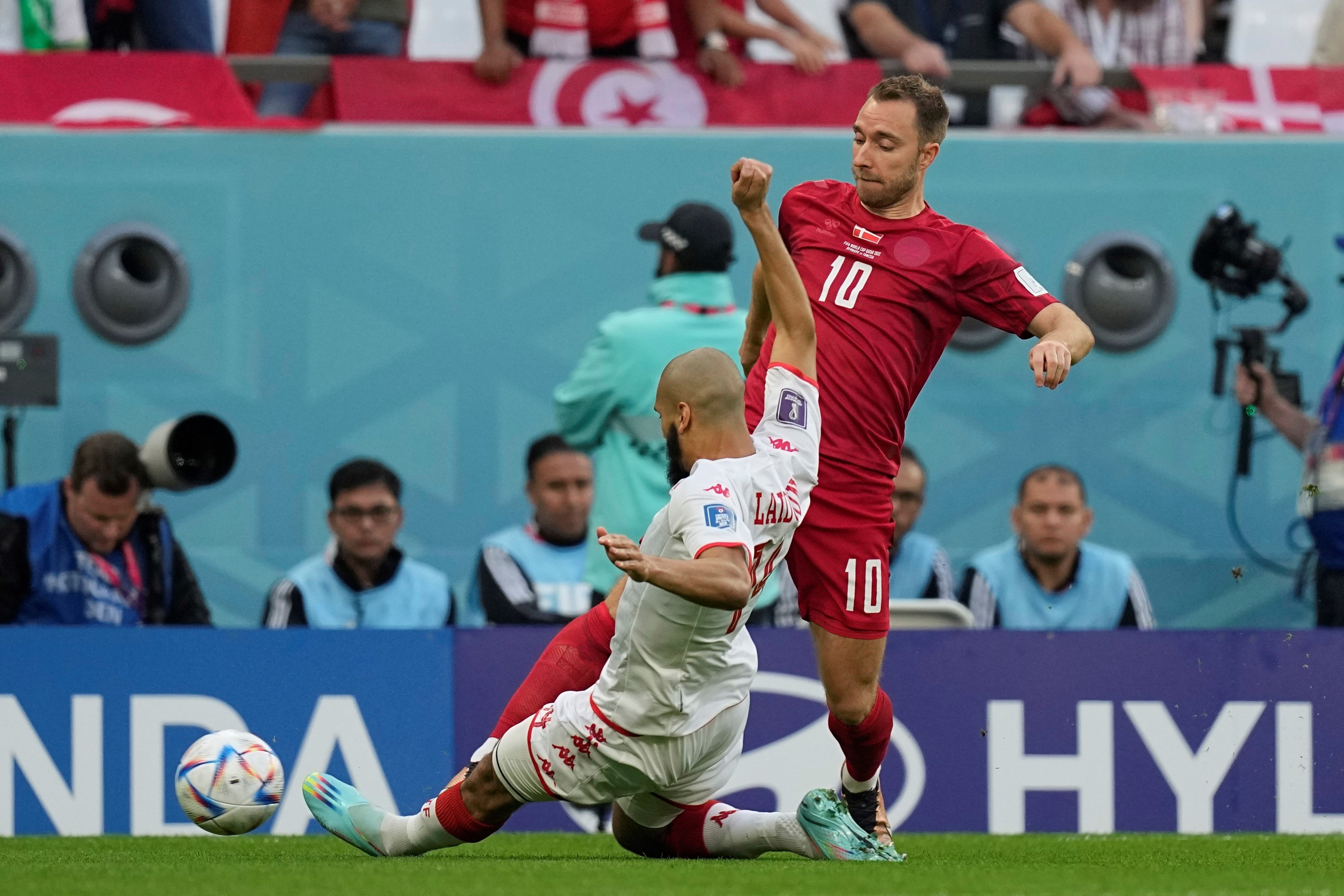 Aissa Laidouni y Christian Eriksen con todo en Túnez - Dinamarca. Foto: AP.