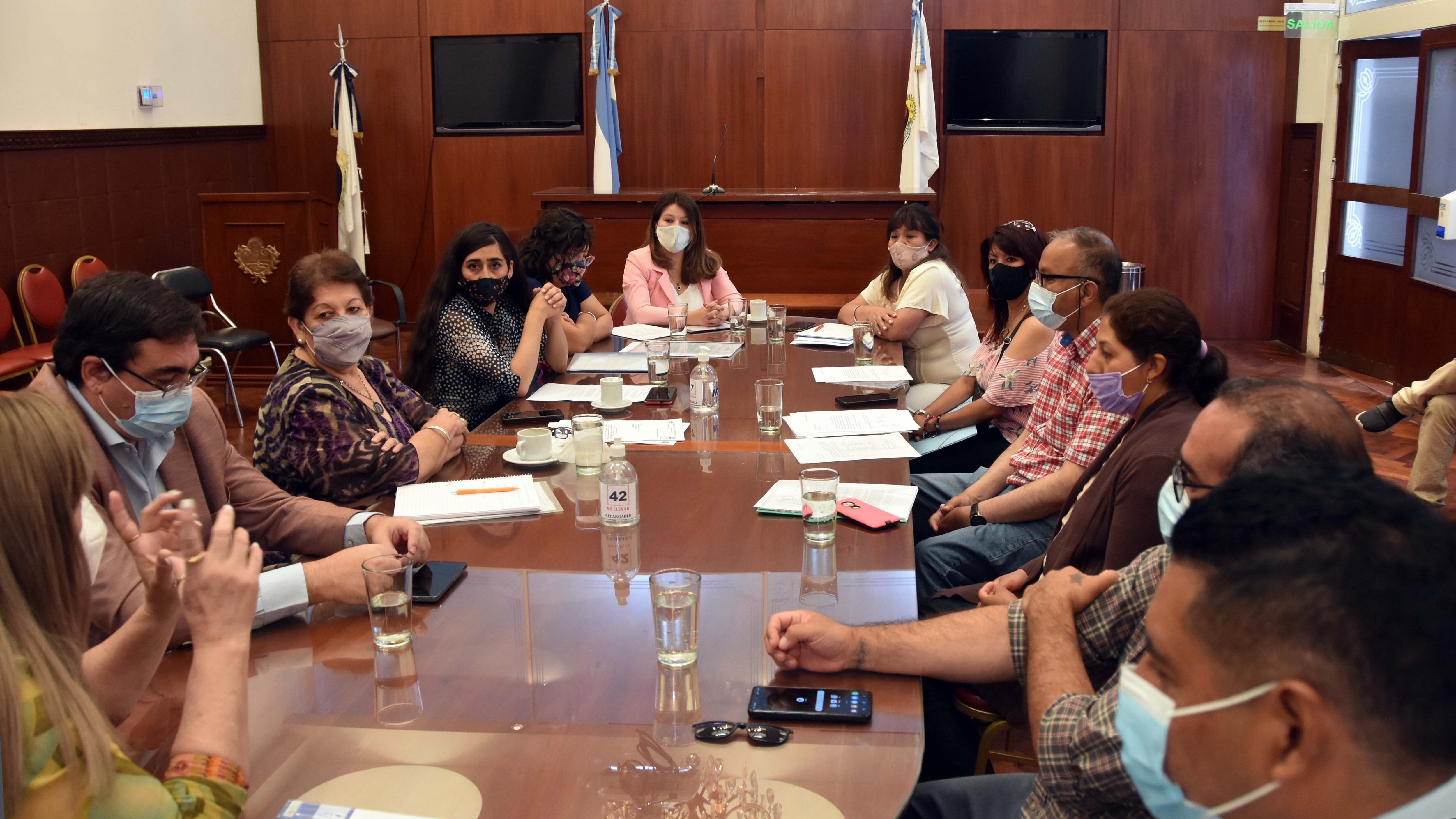 El encuentro con los docentes tuvo lugar en el salón "Marcos Paz" de la Legislatura de la Provincia.