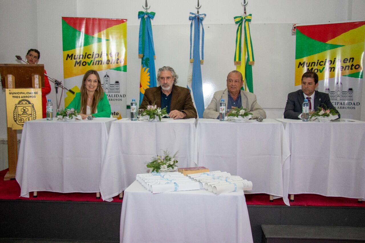 Acto de Colación de Grado y Entrega de Diplomas en el Centro Regional de Estudios Superiores de Tres Arroyos