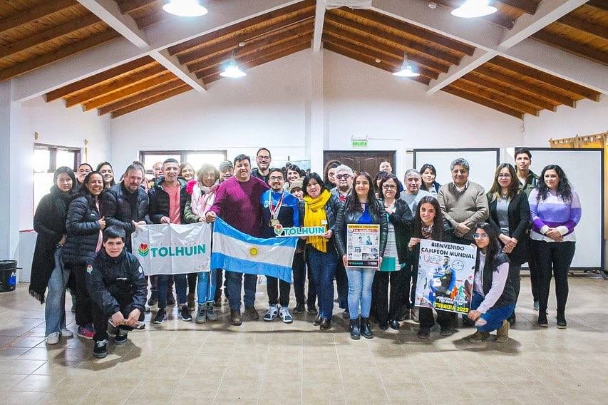 Gran bienvenida al tolhuinense campeón mundial de Powerlifting