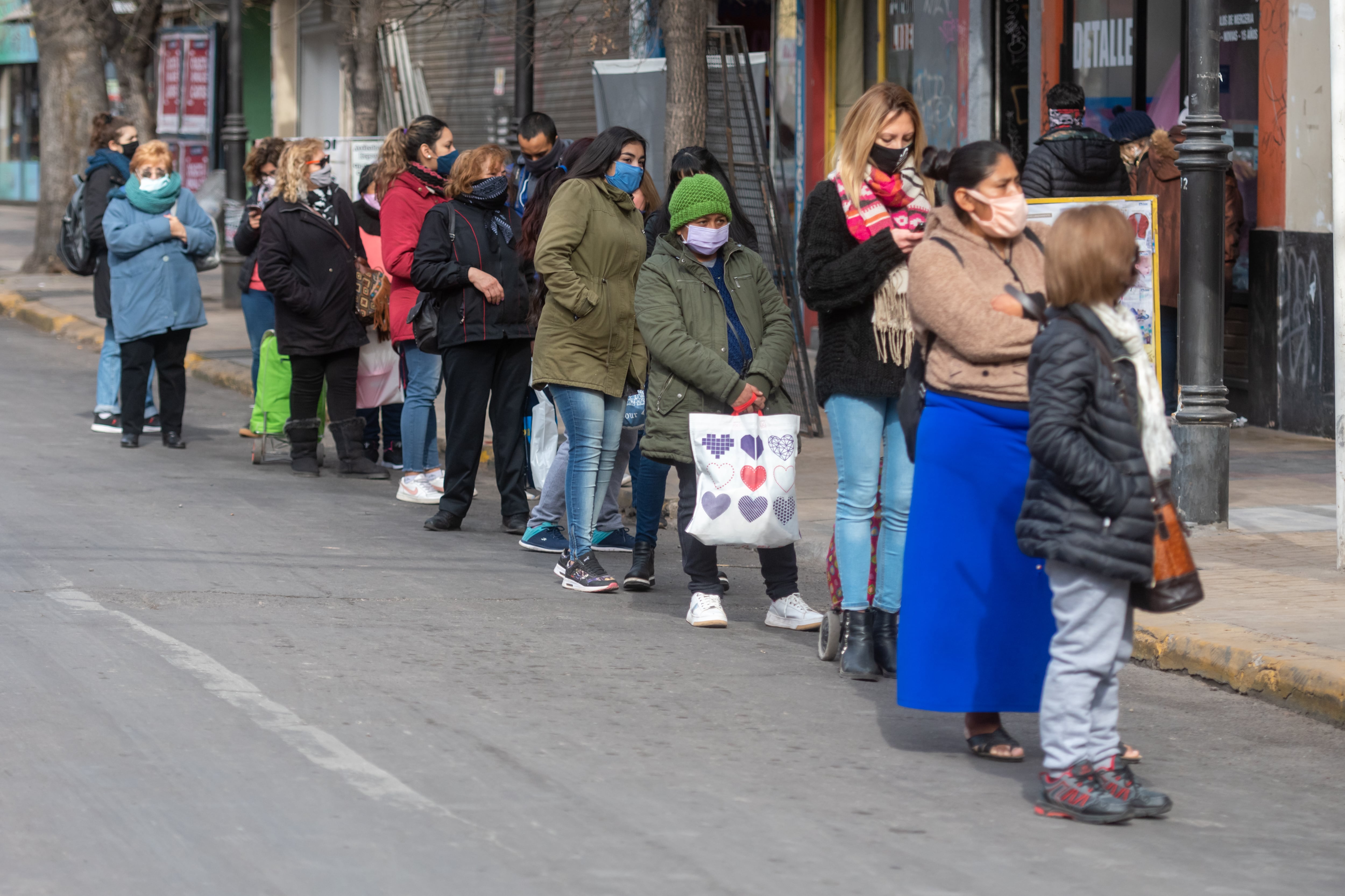 Mendoza , Lanas Cordoba.
Llego el invierno y aumento la venta de lanas.



