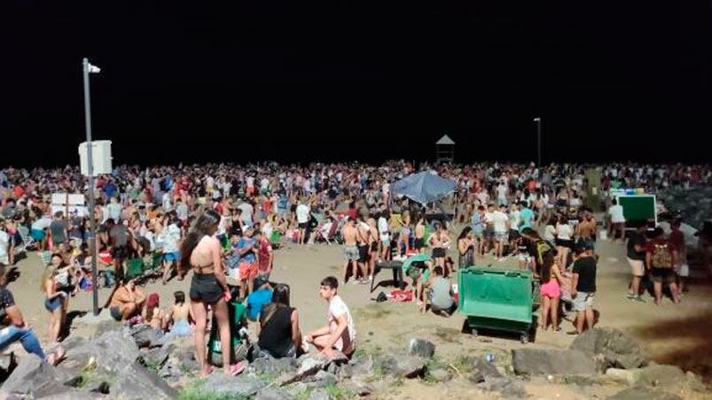 Playa colmada de jóvenes en Miramar sin atención a las recomendaciones por el coronavirus