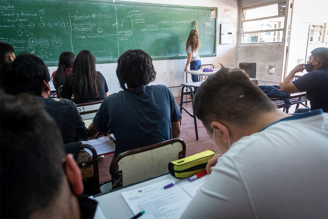 Docentes de algunos distritos de la provincia de Buenos Aires realizan desde hoy medidas de fuerza de 48 horas, en reclamo por "el agravamiento de las condiciones salariales y laborales".
