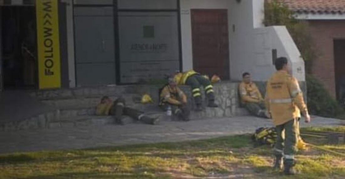 La imagen viral de los Bomberos de Salta que combaten el fuego en el cerro 20 de Febrero.