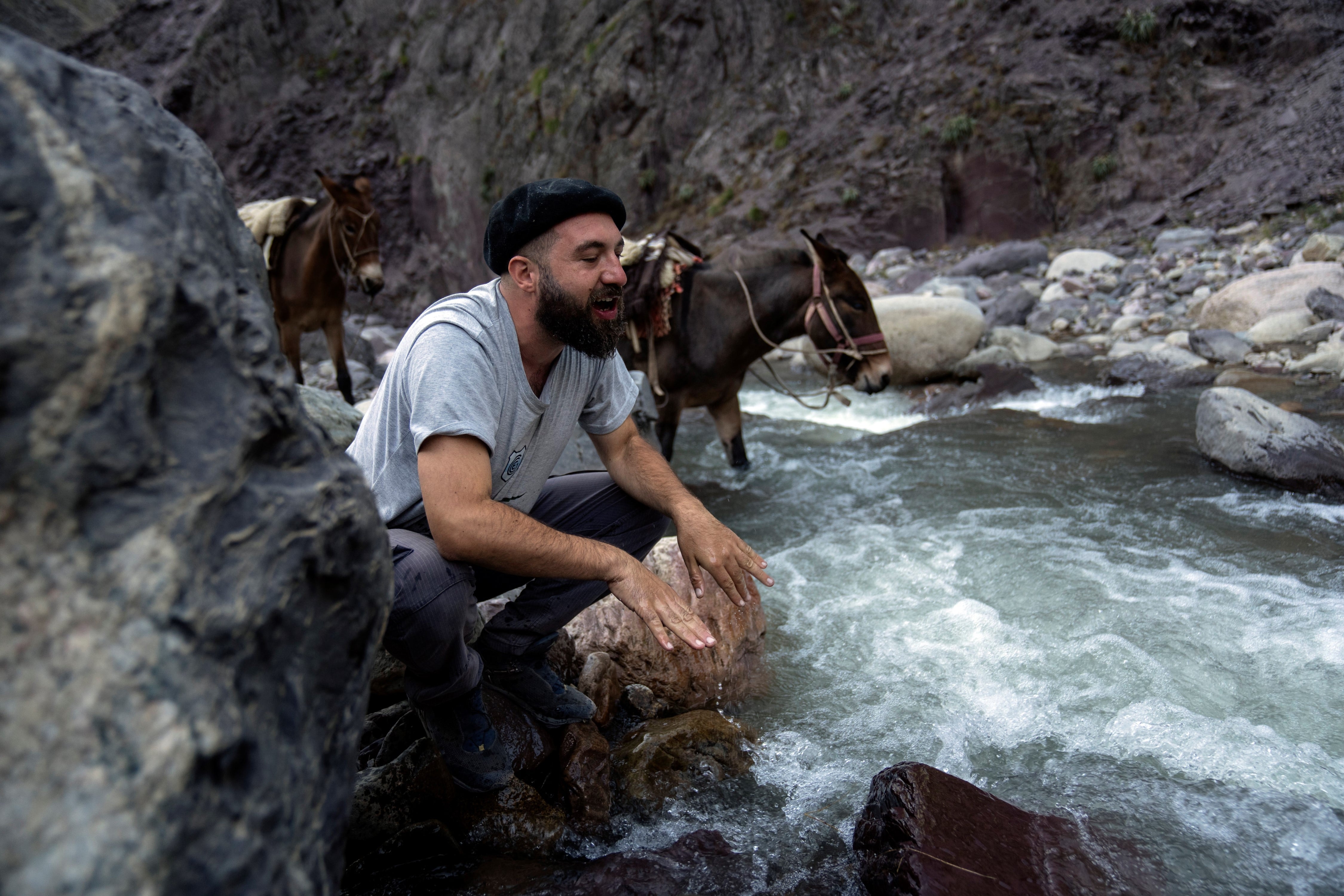 Misión cumplida: Jorge Fusaro se refresca en un arroyo durante el descenso del Cerro Chañi, después de completar su recorrido médico por las comunidades rurales esparcidas por la montaña considerada sagrada por los indígenas Kolla.