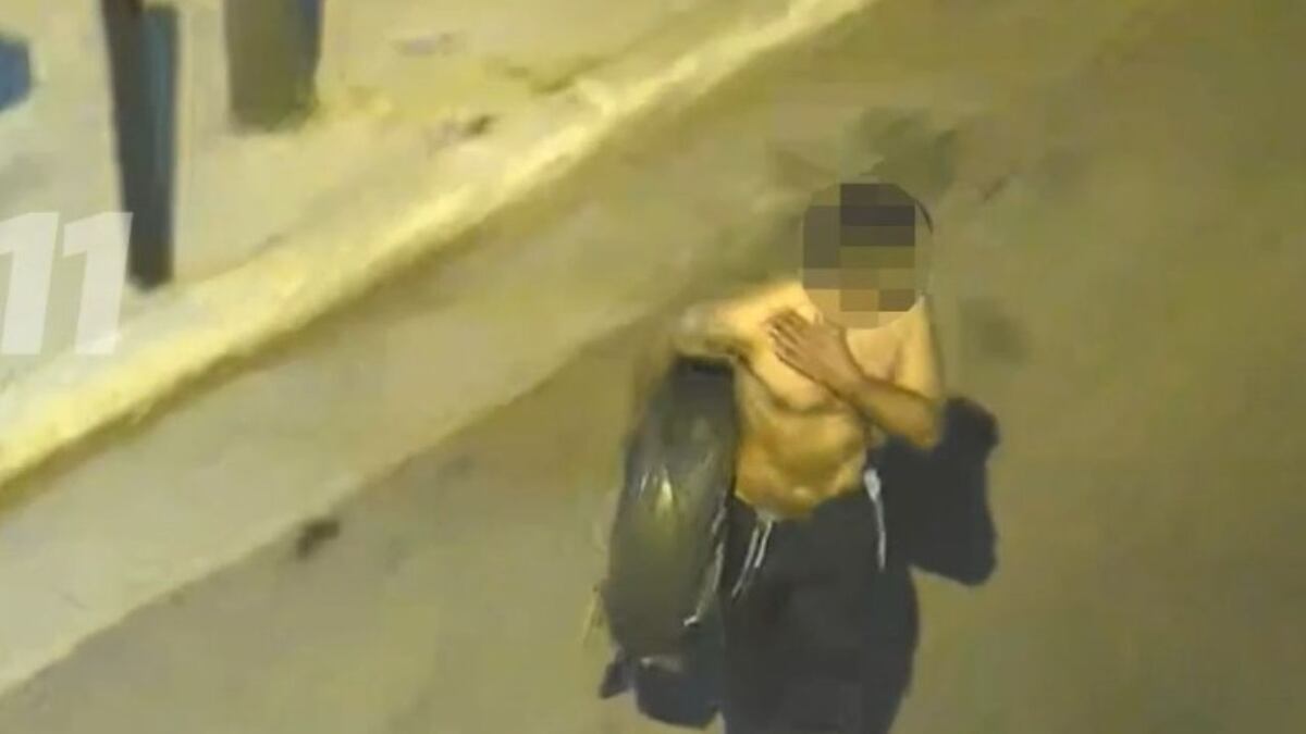 Video: como si nada, robo una rueda de auxilio en Córdoba y lo detuvieron