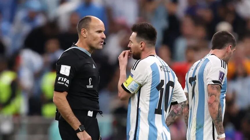 Lionel Messi y Mateu Laóz en la semifinal de Qatar 2022 entre Argentina y Holanda.