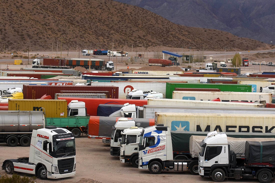 Mendoza Uspallata 12 de junio 2020 Camioneros varados coronavirus

Camioneros varados coronavirus.
Alrededor de 300 camiones se encuentran en Uspallata esperando desde hace 7 días la apertura del paso a Chile. Camioneros denuncian malos tratos y discriminación por la pandemia.

Foto: Marcelo Rolland / Los Andes
camiones; exportación; ruta; choferes; contenedores; containers;