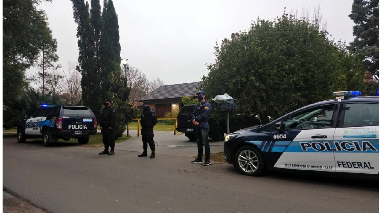 Los uniformados llegaron hasta la vivienda de Álvarez Condarco al 400 bis poco antes del amanecer.