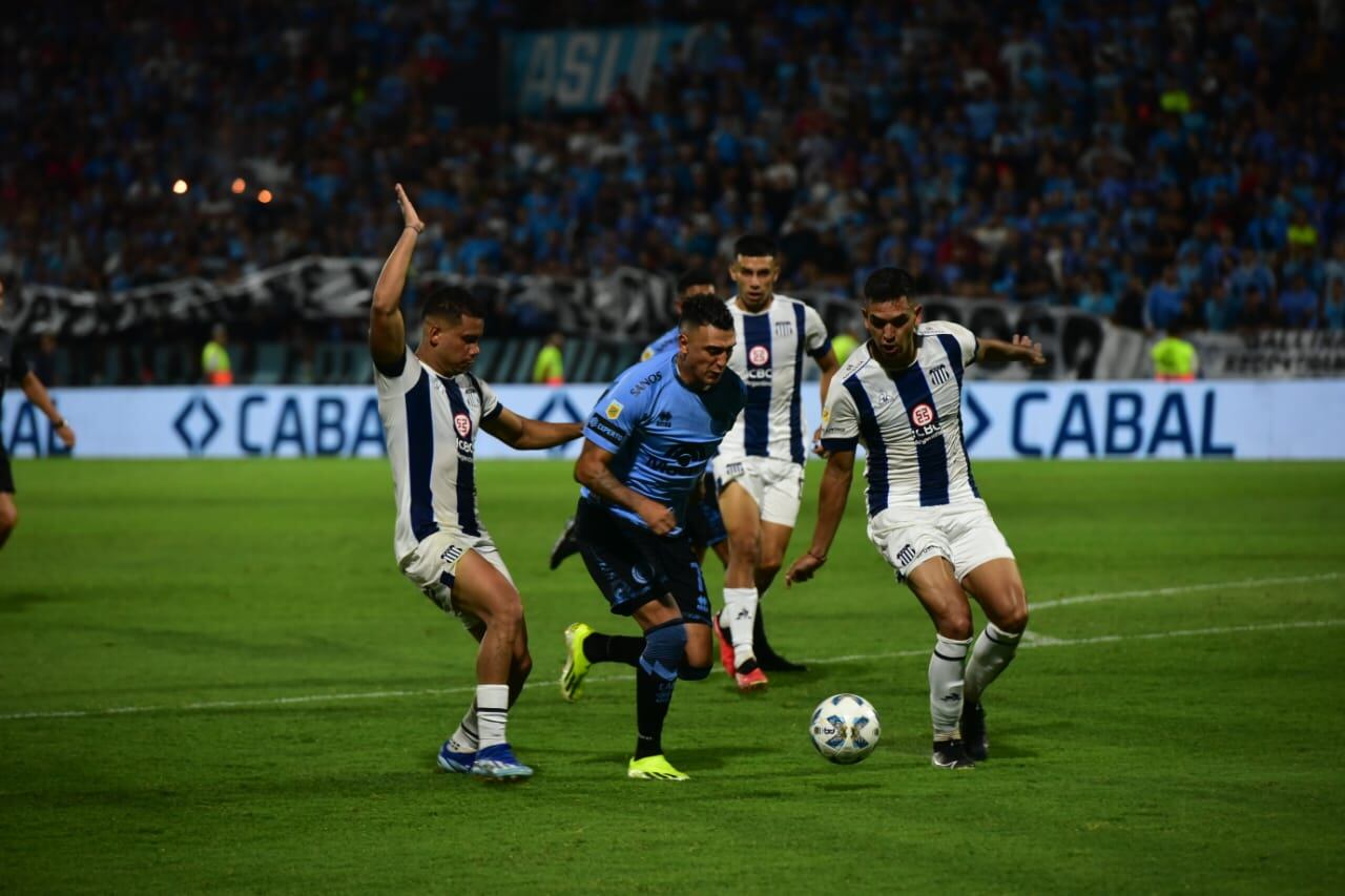 Matías Suárez en el partido entre Belgrano y Talleres por la Copa de la Liga Profesional 2024. Se jugó en el Gigante de barrio Alberdi. (La Voz)