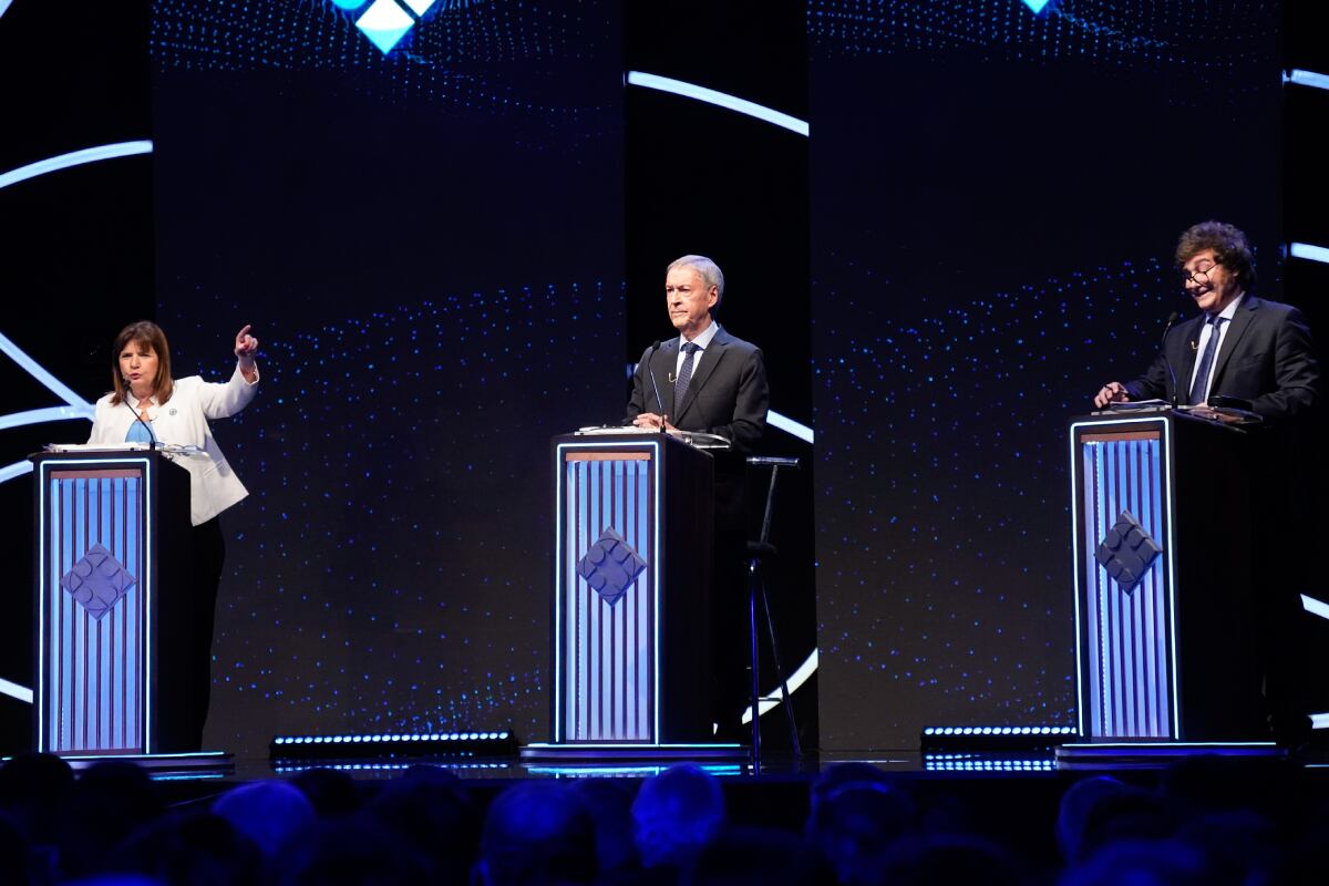 Juan Schiaretti al centro, junto a Patricia Bullrich y Javier Milei durante el debate del domingo pasado. Foto: Clarín