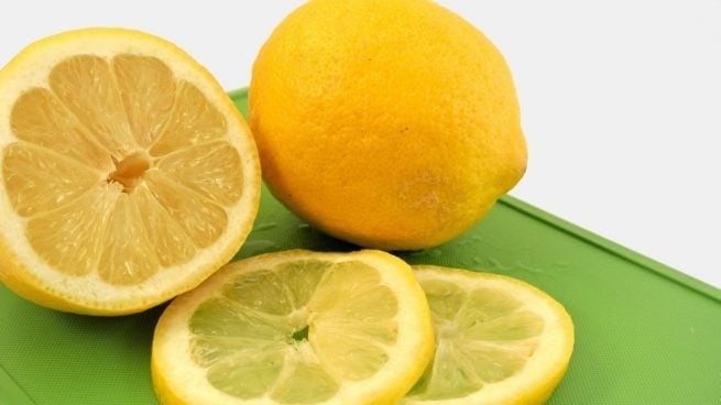 Cómo limpiar el microondas con limón