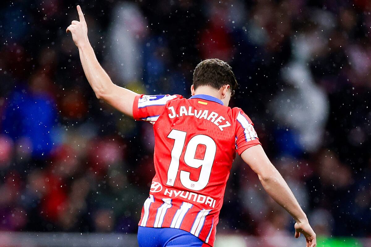 Julián Álvarez, festejando sus goles ante Valladolid, por la Liga Española. (Prensa Atlético de Madrid)