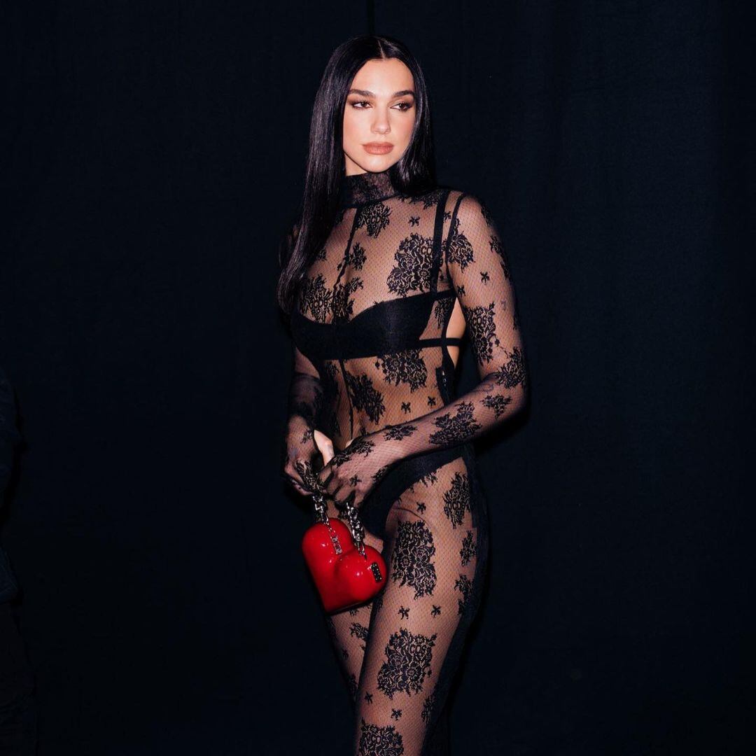 Dua Lipa en un catsuit negro con encaje y mucha transparencia.