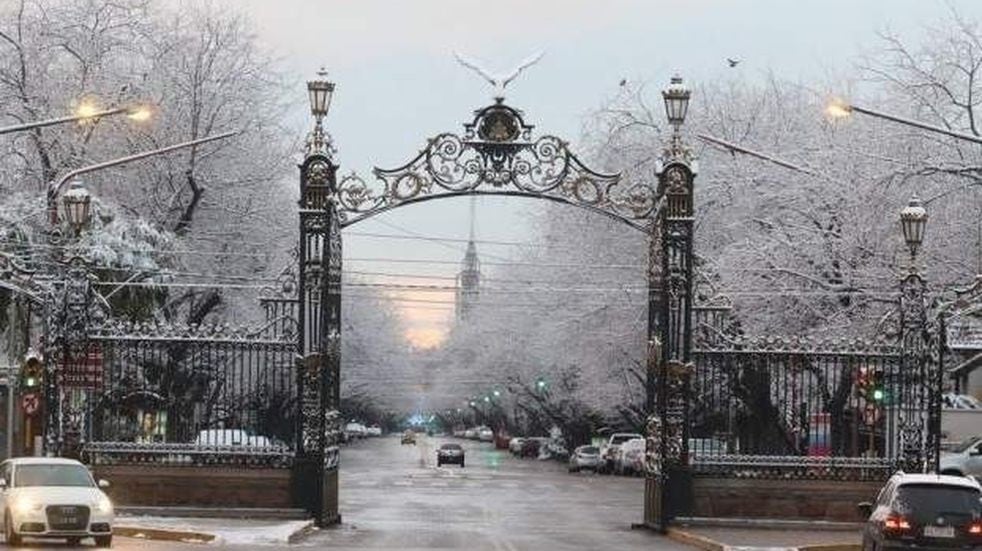 Una hermosa postal histórica del Parque San Martín y los Portones nevados que podría repetirse el miércoles y jueves próximos.