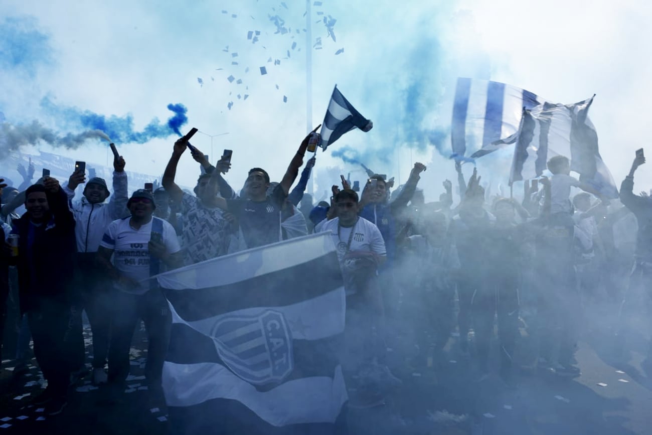 Despedida de Talleres en el aeropuerto Taravella, en Córdoba. (Ramiro Pereyra / La Voz)