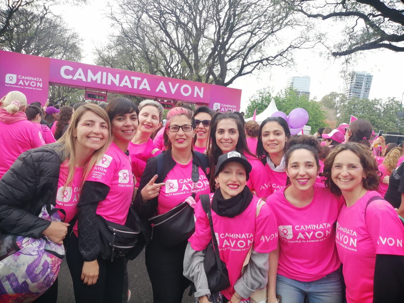 Verónica en una caminata junto a sus compañeras de Rosas del Plata.