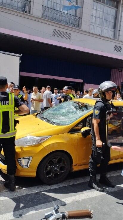 Un conductor intentó atravesar un piquete en el microcentro rosarino y le rompieron el auto.