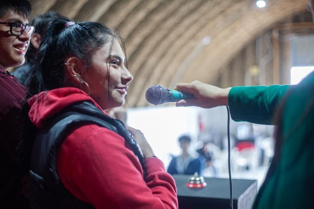 Alumna del Colegio "José Martí" respondiendo en el “Preguntados por Malvinas”.