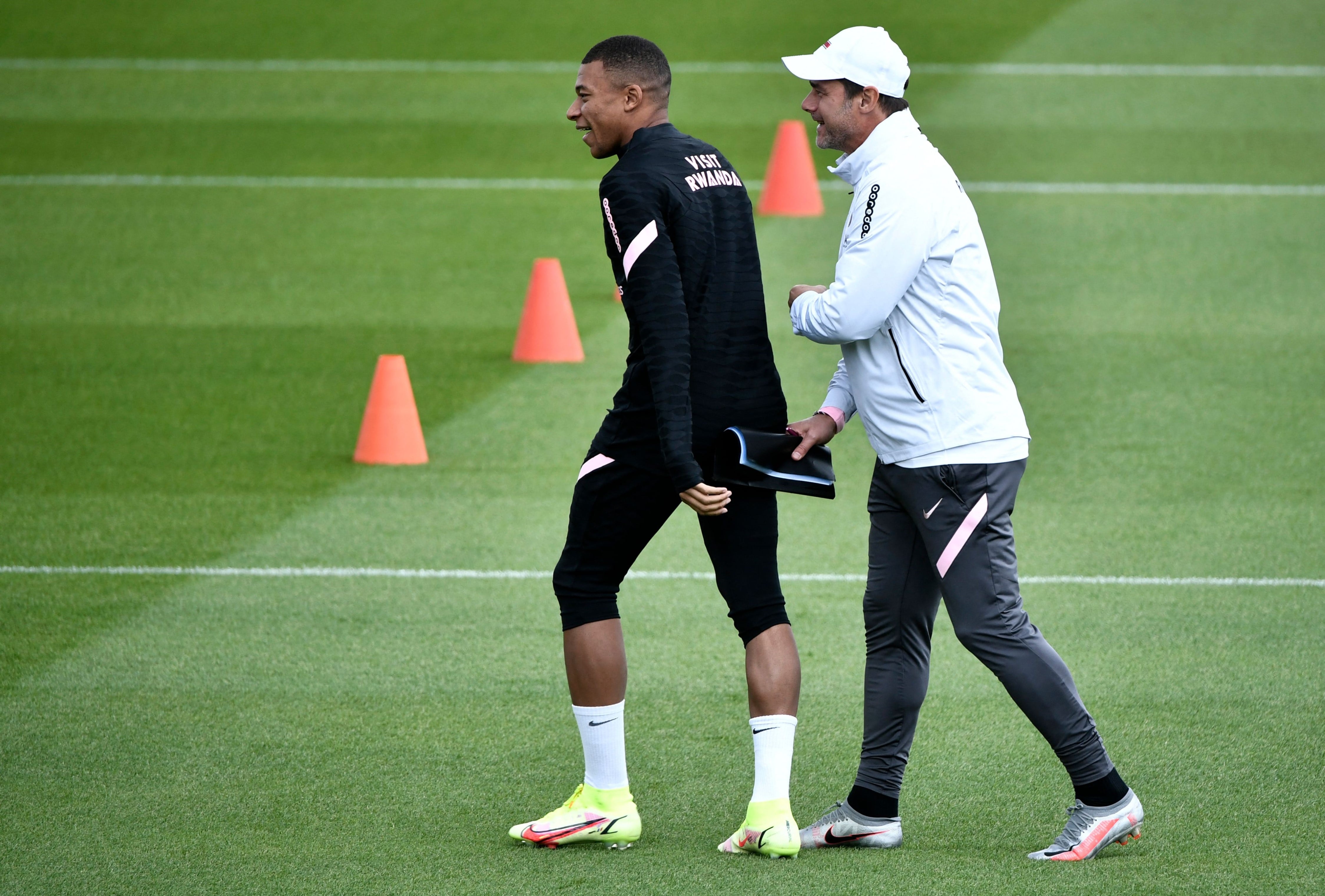 Mauricio Pochettino con Kylian Mbappé en los entrenamientos del PSG.