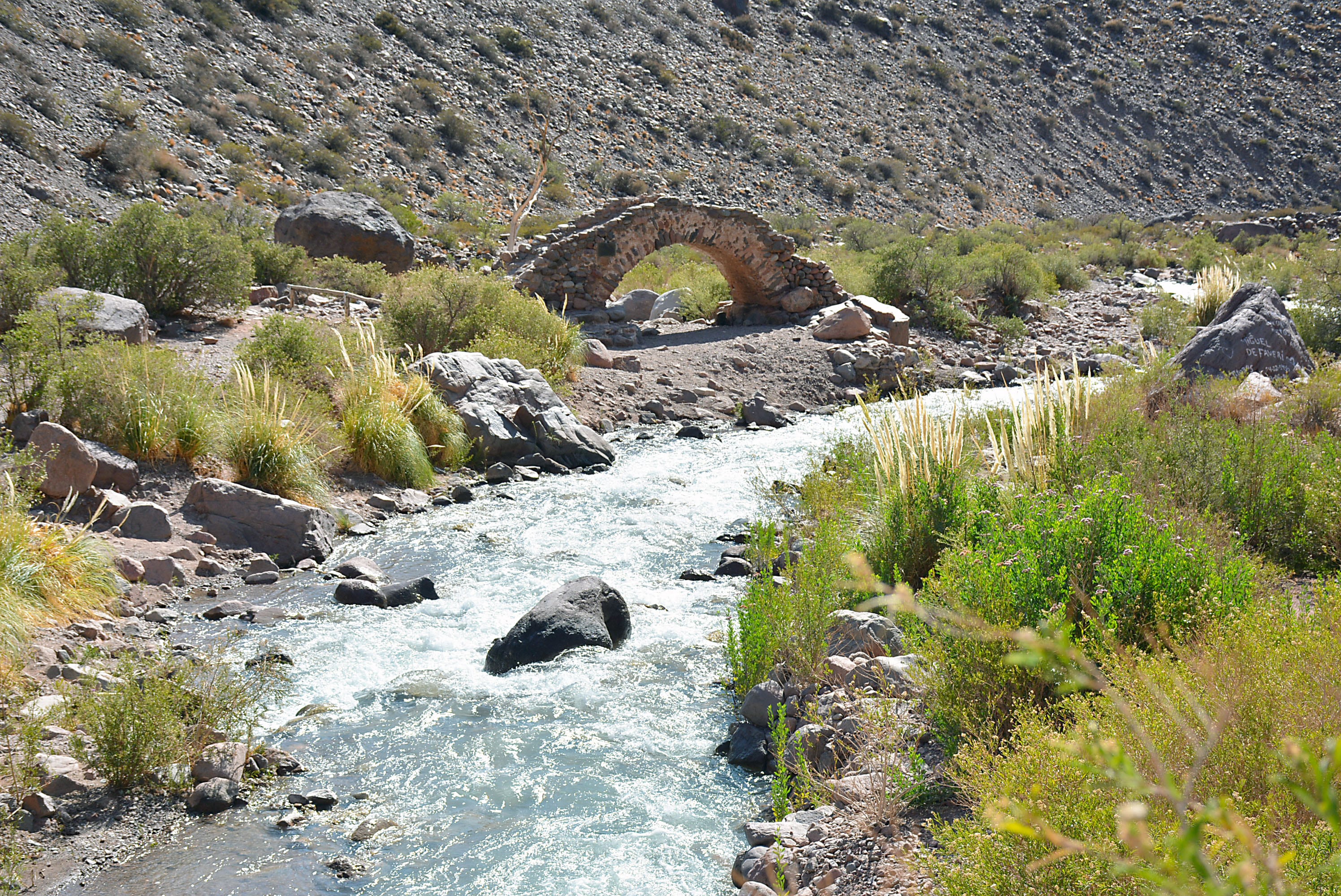 Puente Picheuta, fue construido en la época colonial. Allí acampó una columna del Ejército de los Andes.