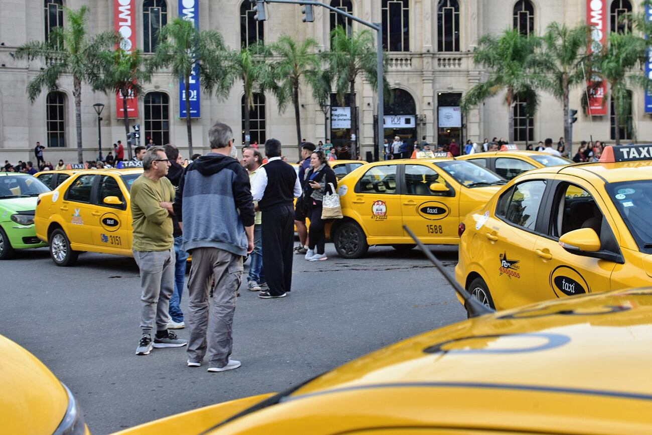 Tras el taxista baleado, los choferes marchan por mayores medidas de seguridad en el Patio Olmos. (Christian Luna/La Voz)