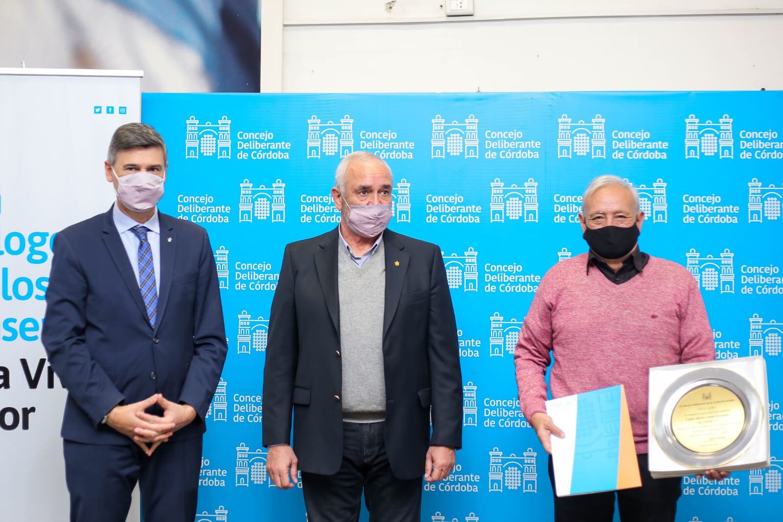 Daniel Passerini, vice intendente y Armando Fernández, consejal, junto a Carlos Arbulú al recibir su distinción.