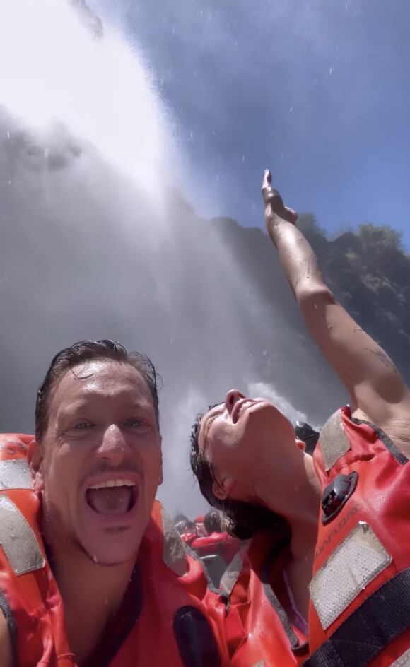 Nico Vázquez junto a Gimena Accardi en las Cataratas del Iguazú.