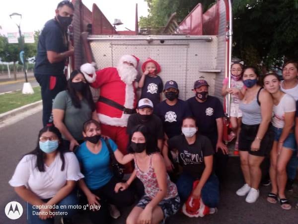 Máximo, el pequeño mendocino que cumplió el sueño de ser bombero y conocer a Papá Noel.