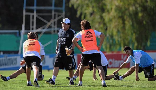 Maradona dirigió la práctica con la selección argentina "local" y luego partió hacia Mar del Plata.